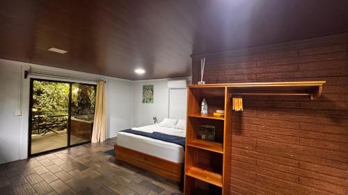 Ένα ή περισσότερα κρεβάτια σε δωμάτιο στο The frog house