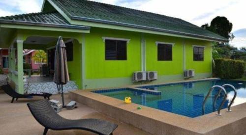 Bazén v ubytování OYO 949 Sansuk Resort Paknampran nebo v jeho okolí