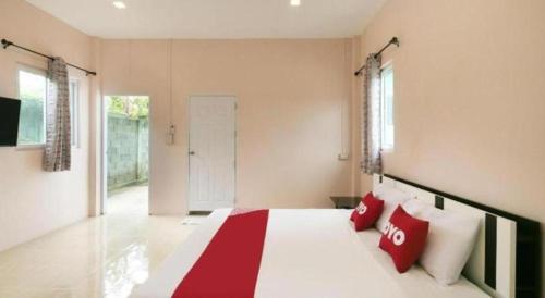 Postel nebo postele na pokoji v ubytování OYO 949 Sansuk Resort Paknampran