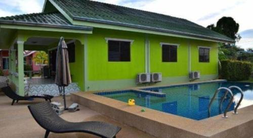 Bazén v ubytování OYO 949 Sansuk Resort Paknampran nebo v jeho okolí