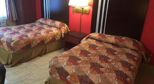 Кровать или кровати в номере Travelodge by Wyndham Bay Shore Long Island