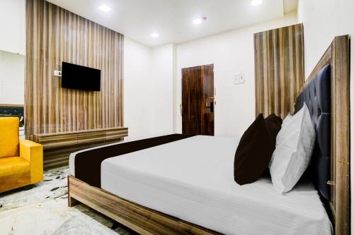 OYO 83814 Hotel Yash Residencyにあるテレビまたはエンターテインメントセンター