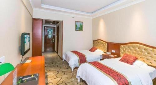 Postel nebo postele na pokoji v ubytování GreenTree Alliance Zhejiang Zhoushan Putuoshan Zhujiajian Scenic Spot Hotel