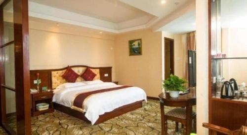 Postel nebo postele na pokoji v ubytování GreenTree Alliance Zhejiang Zhoushan Putuoshan Zhujiajian Scenic Spot Hotel