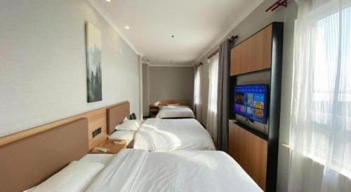Postel nebo postele na pokoji v ubytování GreenTree Inn Taizhou New District Hospital of Renmin Hospital Mingliu Express Hotel