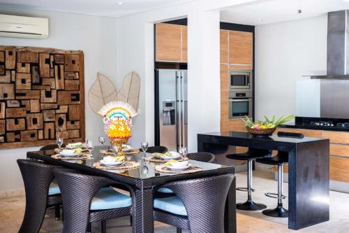Seven Kejora - Beachfront Estate Sanurにあるキッチンまたは簡易キッチン