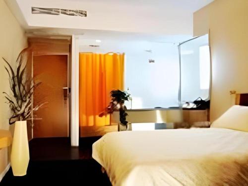 Un ou plusieurs lits dans un hébergement de l'établissement Jinjiang Inn Wenzhou Shuangyu The Terminal
