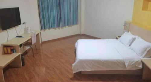Postel nebo postele na pokoji v ubytování 7 Days Inn Yining Xintiandi