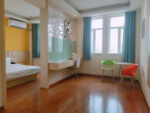 Postel nebo postele na pokoji v ubytování 7 Days Inn Yining Xintiandi