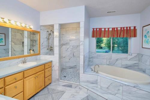 Un baño con bañera, ducha y lavabo. en River Bend Retreat, en Irwin