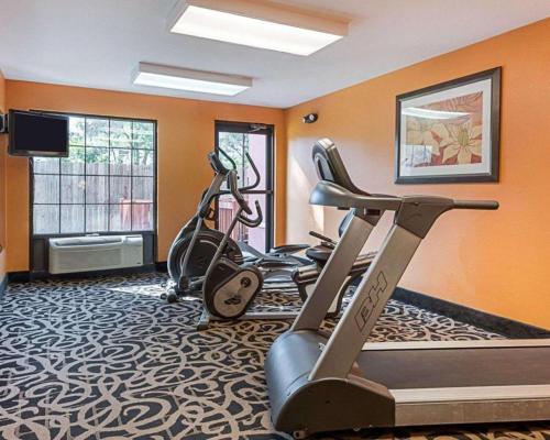 Fitness centrum a/nebo fitness zařízení v ubytování Quality Suites