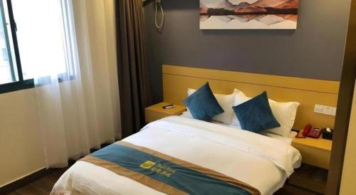 Shell Shanghai Songjiang District Xinqiao Town Xinqiao Hotelにあるベッド