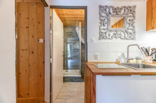 Dapur atau dapur kecil di Gîte « chalet Des Heureux »