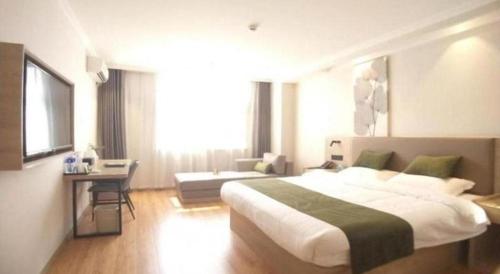 Ένα ή περισσότερα κρεβάτια σε δωμάτιο στο GreenTree Inn Xuzhou High Speed Railway Station Express Hotel