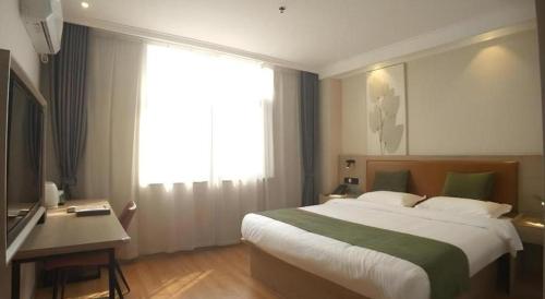 Ένα ή περισσότερα κρεβάτια σε δωμάτιο στο GreenTree Inn Xuzhou High Speed Railway Station Express Hotel