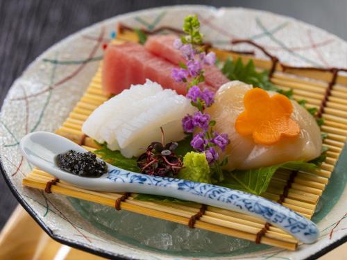 un piatto di cibo con formaggio e bacchette di Hanare no yado Kamigakure a Takachiho