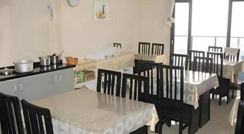 a room with tables and chairs in a kitchen at GreenTree Inn Jiangsu Xuzhou Jinshan Bridge Building Jinqiao Road Express Hotel in Xuzhou