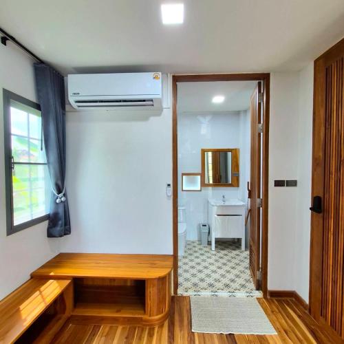 a room with a hallway with a sink and a window at One Sa-Kaeo Homestay in Ban Non Chan