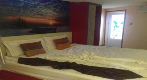 Postel nebo postele na pokoji v ubytování OYO 271 The Resort Romklao