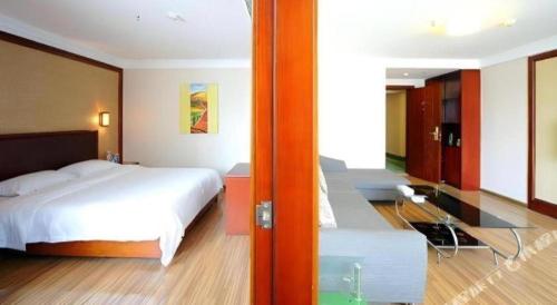 GreenTree Inn Nanning Langdong Hotelにあるベッド