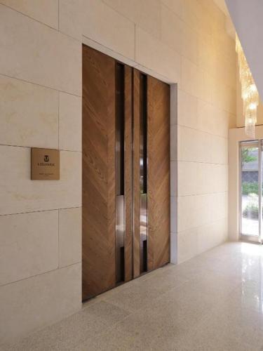 a lobby with a wooden door in a building at Top Cloud Hotel Iksan in Iksan