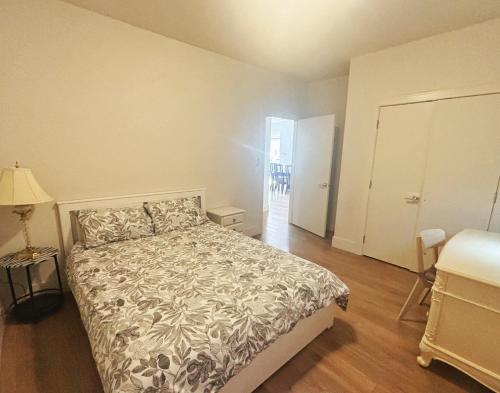 Un pat sau paturi într-o cameră la 5 mins walk to the beach! Cozy bedroom near Stanley Park, Downtown Vancouver, Cypress Mountain, Capilano Suspension Bridge, Grouse Mountain