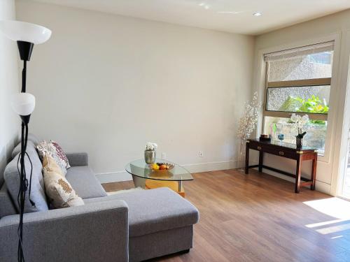 Galeriebild der Unterkunft 5 mins walk to the beach! Cozy bedroom near Stanley Park, Downtown Vancouver, Cypress Mountain, Capilano Suspension Bridge, Grouse Mountain in West Vancouver