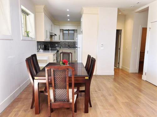 O bucătărie sau chicinetă la 5 mins walk to the beach! Cozy bedroom near Stanley Park, Downtown Vancouver, Cypress Mountain, Capilano Suspension Bridge, Grouse Mountain