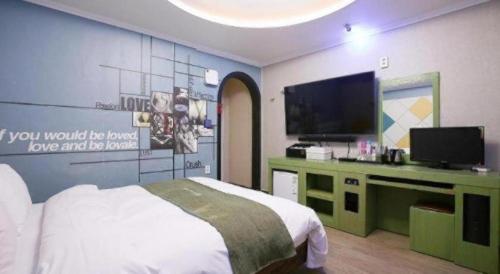 Телевизор и/или развлекательный центр в Luxury Motel Daejeon