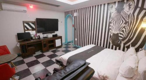 Телевизор и/или развлекательный центр в Luxury Motel Daejeon