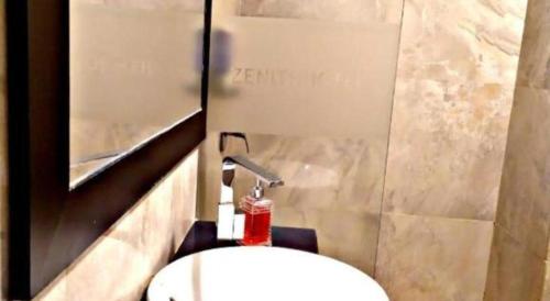 Ванная комната в Zenith Hotel