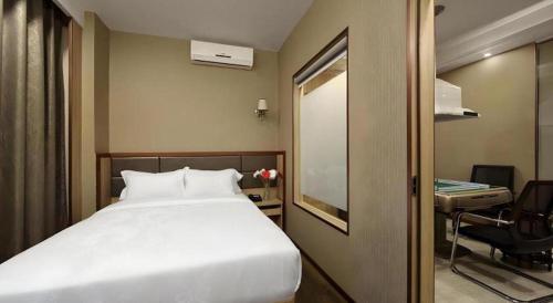 Кровать или кровати в номере Hanyong Hotel Shenzhen International Exhibition Center