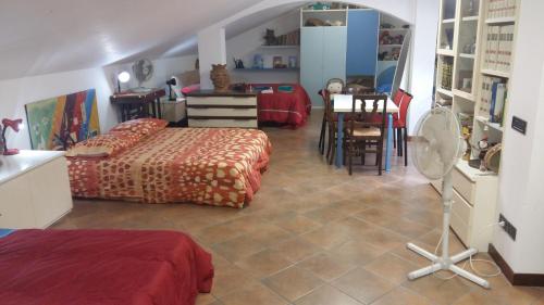 1 dormitorio con 2 camas y comedor con mesa en Ospitalità in Campagna, en Quiliano