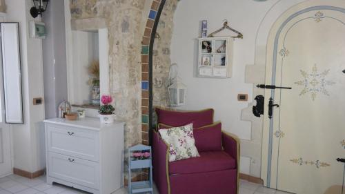 モーディカにあるCasa MaFaCòの紫色の椅子とドアのあるリビングルーム