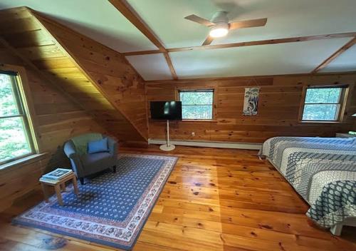 een slaapkamer met 2 bedden en een tv. bij Delaware River Poconos Riverfront Masthope in Masthope
