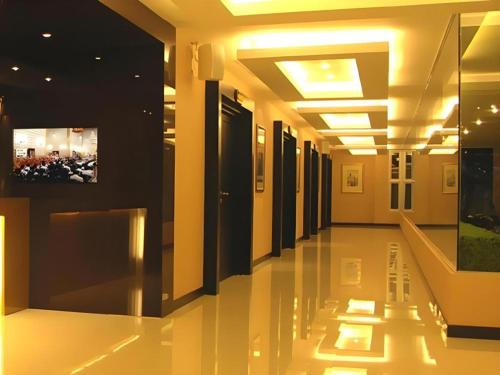 Телевизор и/или развлекательный центр в The Residence Airport & Spa Hotel