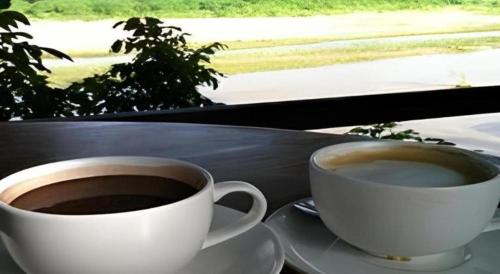 Příslušenství pro přípravu čaje a kávy v ubytování P&P Coffee & Resort Maesariang