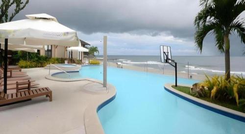 Bazén v ubytování Kahuna Beach Resort and Spa nebo v jeho okolí