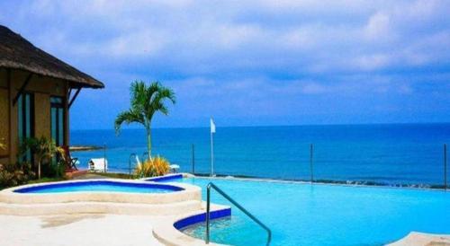 Bazén v ubytování Kahuna Beach Resort and Spa nebo v jeho okolí