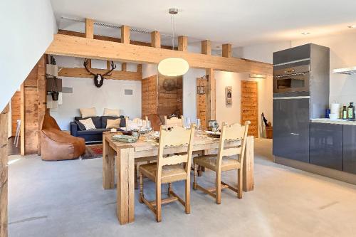 a kitchen and dining room with a wooden table and chairs at Traumhafte Ferienwohnung in den Schweizer Alpen in Saas-Grund
