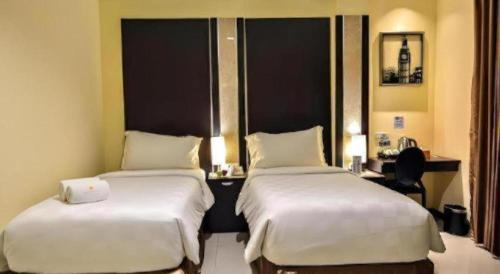 Кровать или кровати в номере Sunbreeze Hotel