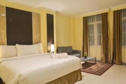 Кровать или кровати в номере Sunbreeze Hotel