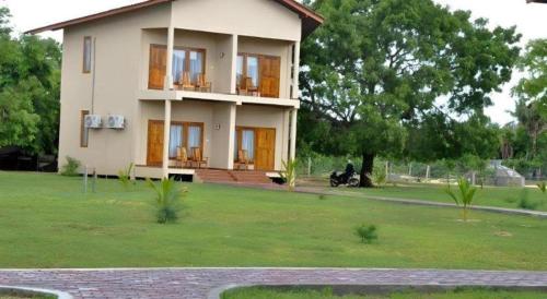 Сад в Naaval Hotel