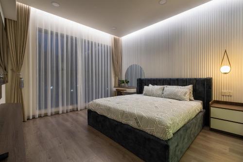 Ένα ή περισσότερα κρεβάτια σε δωμάτιο στο Luxury 3BR Apartment 121m - Resort Pool & Gym - Near Aeon Mall