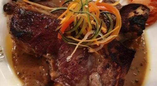 Makanan di atau berdekatan hotel