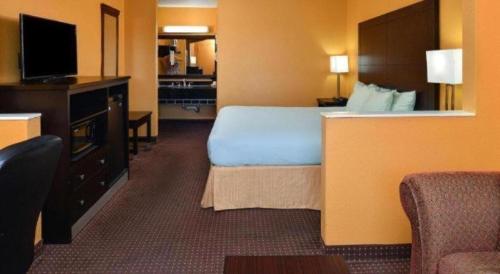 Days Inn & Suites by Wyndham Byramにあるベッド