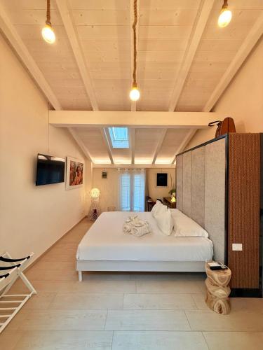 a bedroom with a large white bed in a room at ROOMS,REGGIO AFFITTACAMERE con Bagno Privato, TV, Clima , Wi-Fi in Reggio Emilia