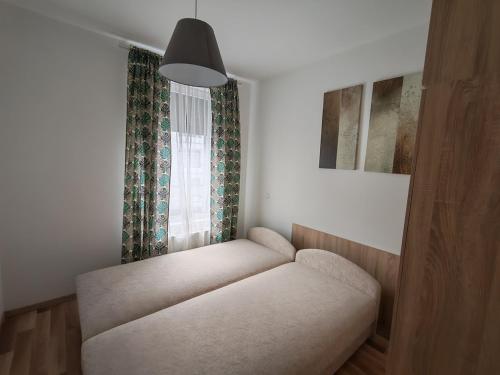 un soggiorno con un divano e una finestra di Elizabeth 2 a Kecskemét