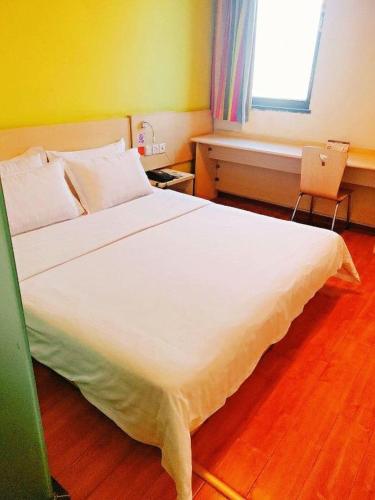 7 Days Inn Xi'an Railway Stationにあるベッド