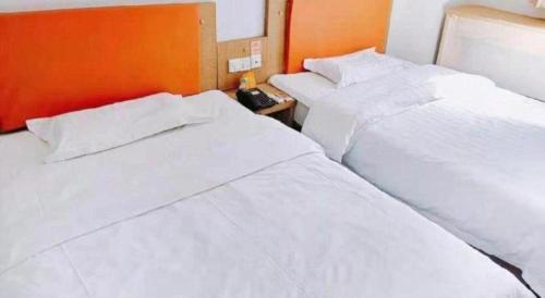 7 Days Inn Weihai High-Speed Railway & Bus Stationにあるベッド